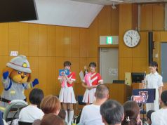 司会を行うカラーガード隊の写真