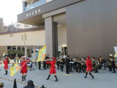 演奏、演技をする消防音楽隊の写真