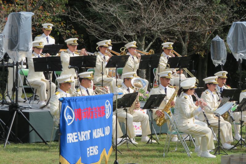 演奏を行う福岡市消防音楽隊の写真