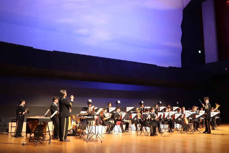 なみきスクエアで演奏を行う福岡市消防音楽隊の写真