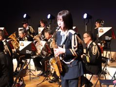 ソロ演奏を行うサクソフォンの隊員の写真
