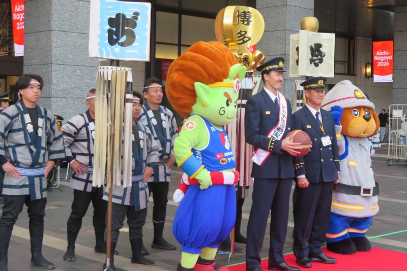 一日消防署長を務めた寒竹選手と博多消防署署長、博多消防団の方々の写真