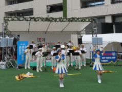 曲に合わせてダンスを行う福岡市消防カラーガード隊の写真
