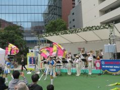 フラッグ演技を行う福岡市消防カラーガード隊の写真