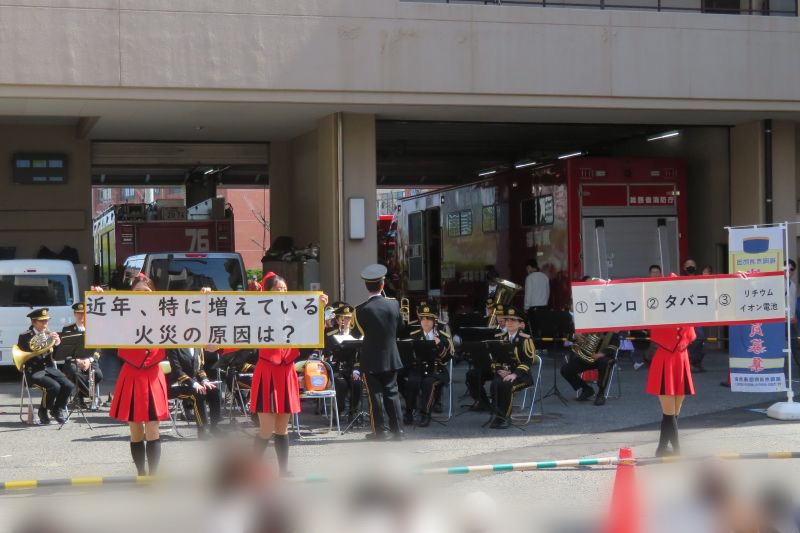 火災についてクイズを出題する福岡市消防カラーガード隊の写真
