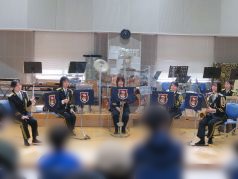 音楽隊訓練室でアンサンブル演奏を行う福岡市消防音楽隊の写真