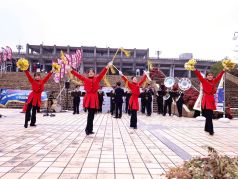 マツケンサンバを踊る福岡市消防カラーガード隊の写真