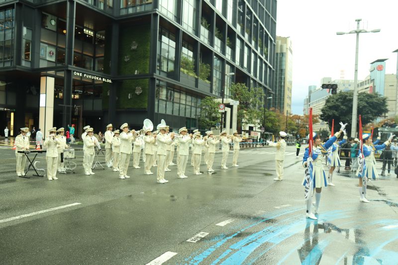 天神交差点で演奏と演技を行う福岡市消防音楽隊の写真