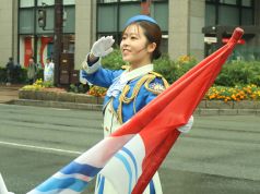 演技を行う福岡市消防カラーガード隊の写真