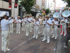 花岡楽長の指揮で静止演奏を行う福岡市消防音楽隊の写真
