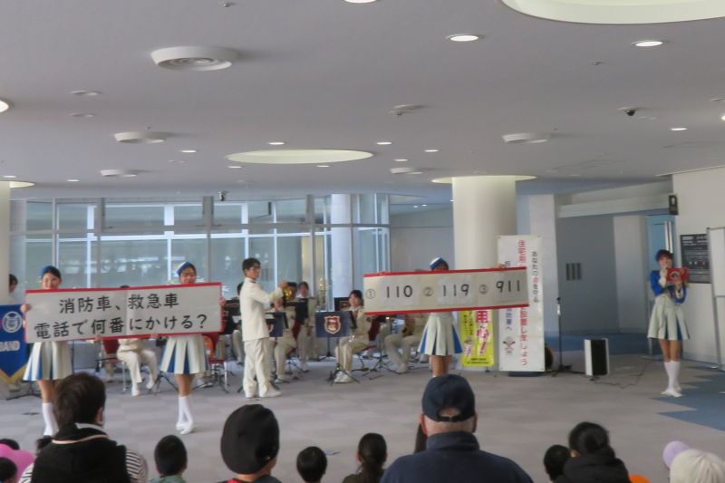 曲に合わせてクイズを出題する福岡市消防カラーガード隊の写真