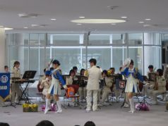 ダンスを行う福岡市消防カラーガード隊の写真