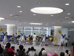 ダンスを行う福岡市消防カラーガード隊の写真