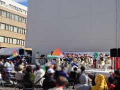 たくさんのお客さんの前で演奏と演技を行う福岡市消防音楽隊の写真
