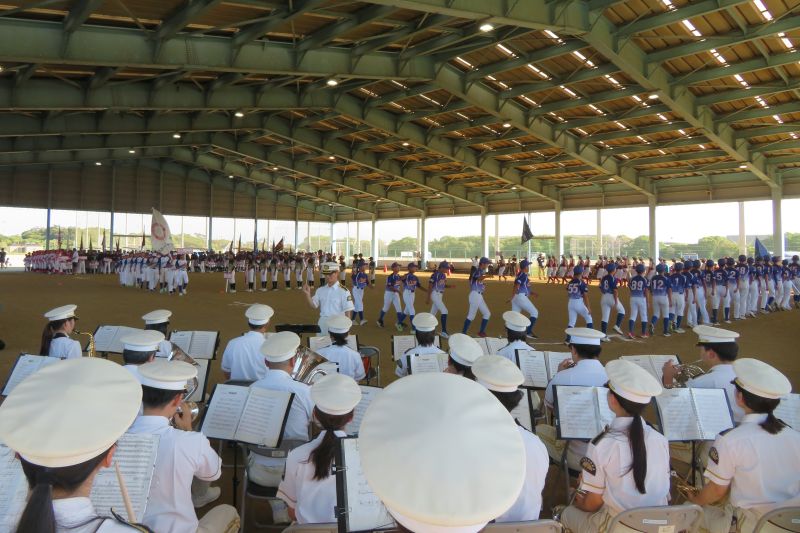 力強く入場行進を行う中学生と演奏を行う福岡市消防音楽隊の写真