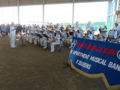 演奏を行う福岡市消防音楽隊の写真