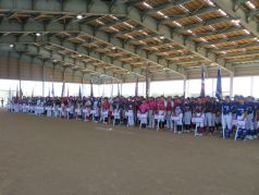 開会式で整列している中学生の写真