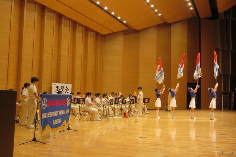 演奏演技を行う福岡市消防音楽隊とカラーガード隊の写真