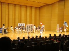 曲に合わせて消火器の使い方を説明するカラーガード隊の写真
