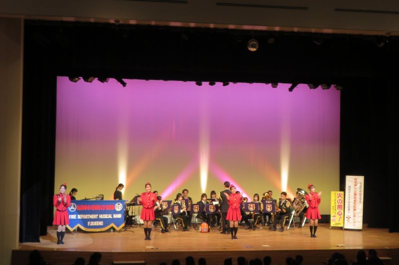演奏に合わせて手拍子を行う福岡市カラーガード隊の写真