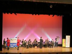 曲に合わせて楽器紹介を行う福岡市消防音楽隊の写真