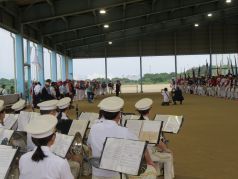 開会式に参加している福岡市消防音楽隊の写真