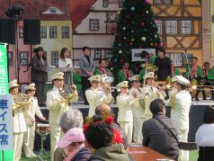 開会式でファンファーレ演奏を行う福岡市消防音楽隊の写真
