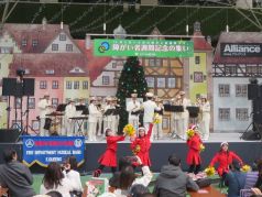 演奏と演技を行う福岡市消防音楽隊の写真