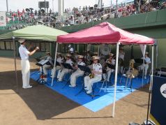 今津運動公園野球場で演奏する福岡市消防音楽隊の写真