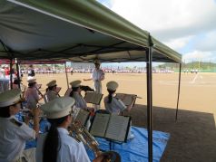 今津運動公園野球場で演奏する福岡市消防音楽隊の写真