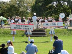 曲中でクイズを出題している福岡市消防音楽隊の写真