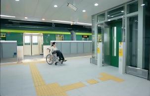 地下鉄七隈線のホームの写真