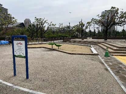 車いすの子も一緒に遊べるテーブル砂場
