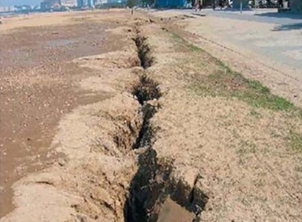 地面が大きく割れている百道浜の写真
