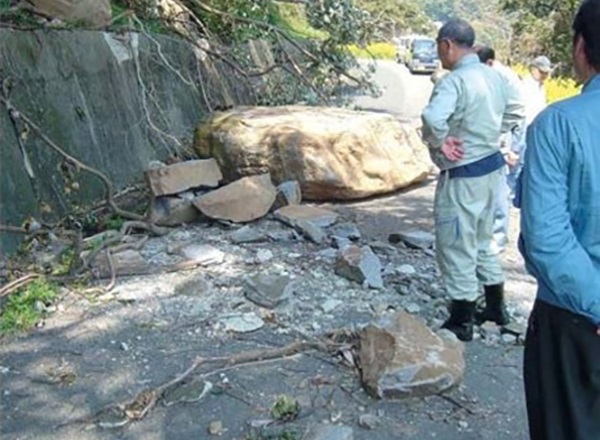 道路に大きな岩が落ちている写真