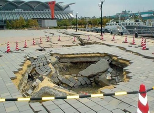 地面に大きな穴が空いている写真