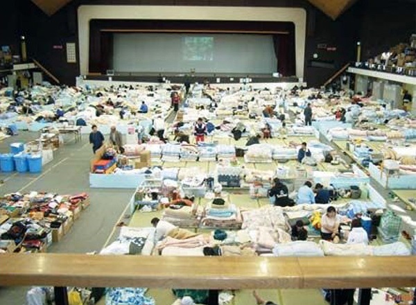 九電記念体育館に多くの人が避難している様子