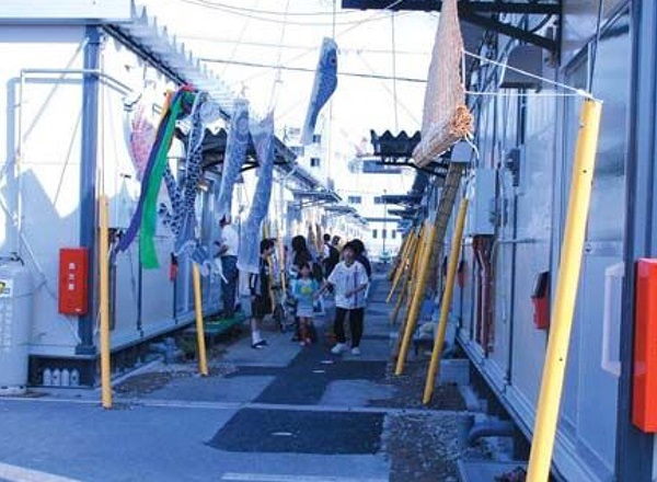 仮設住宅で人々が暮らしている様子