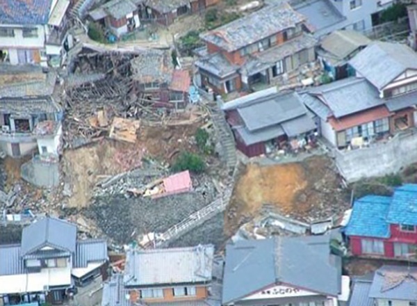 地面の陥没や崩れた家屋の写真