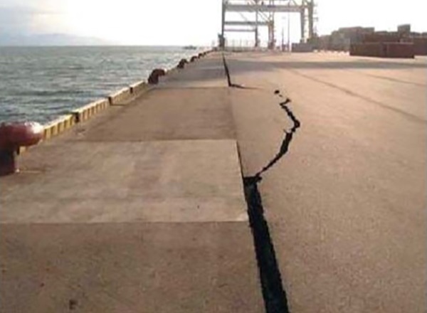 大きな地割れが起こった跡