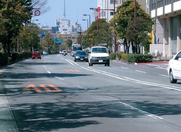 地震によって道路が上下にうねっている様子
