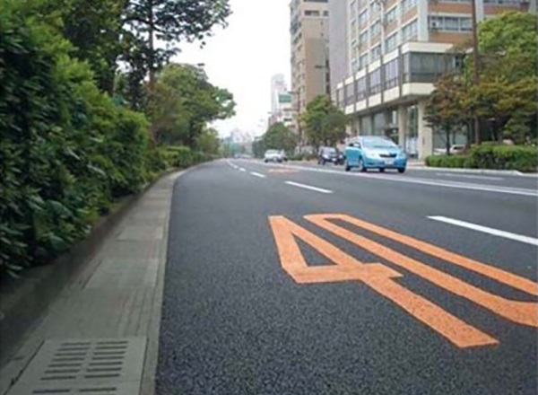 真っ直ぐに整備された道路の写真
