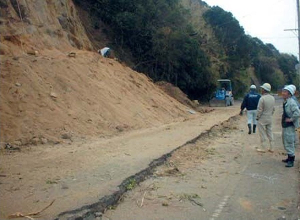 崩落して地山がむき出しになった様子