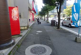 整備前の舗装の傷んだ歩道の写真