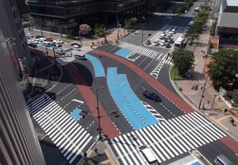 整備後の舗装がきれいになった車道，カラー化交差点の写真