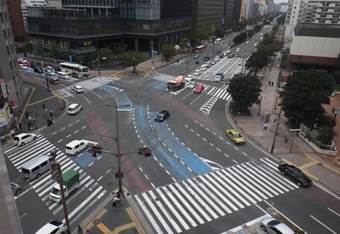 整備前の舗装が傷み車道，カラーが薄くなっている交差点の写真