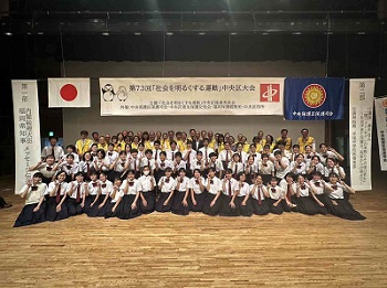 廣末氏、平尾中学校吹奏楽部、保護司会との集合写真