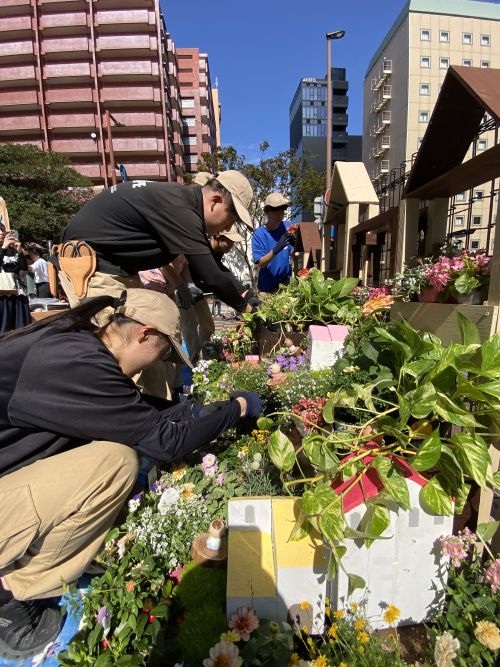 西日本短期大学花壇制作の様子