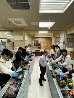 フラワーゲート制作の様子・筑紫女学園高校園芸部