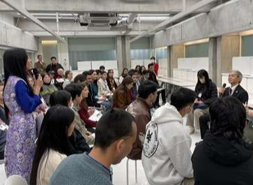 区長もかたろうで、区長に質問している写真